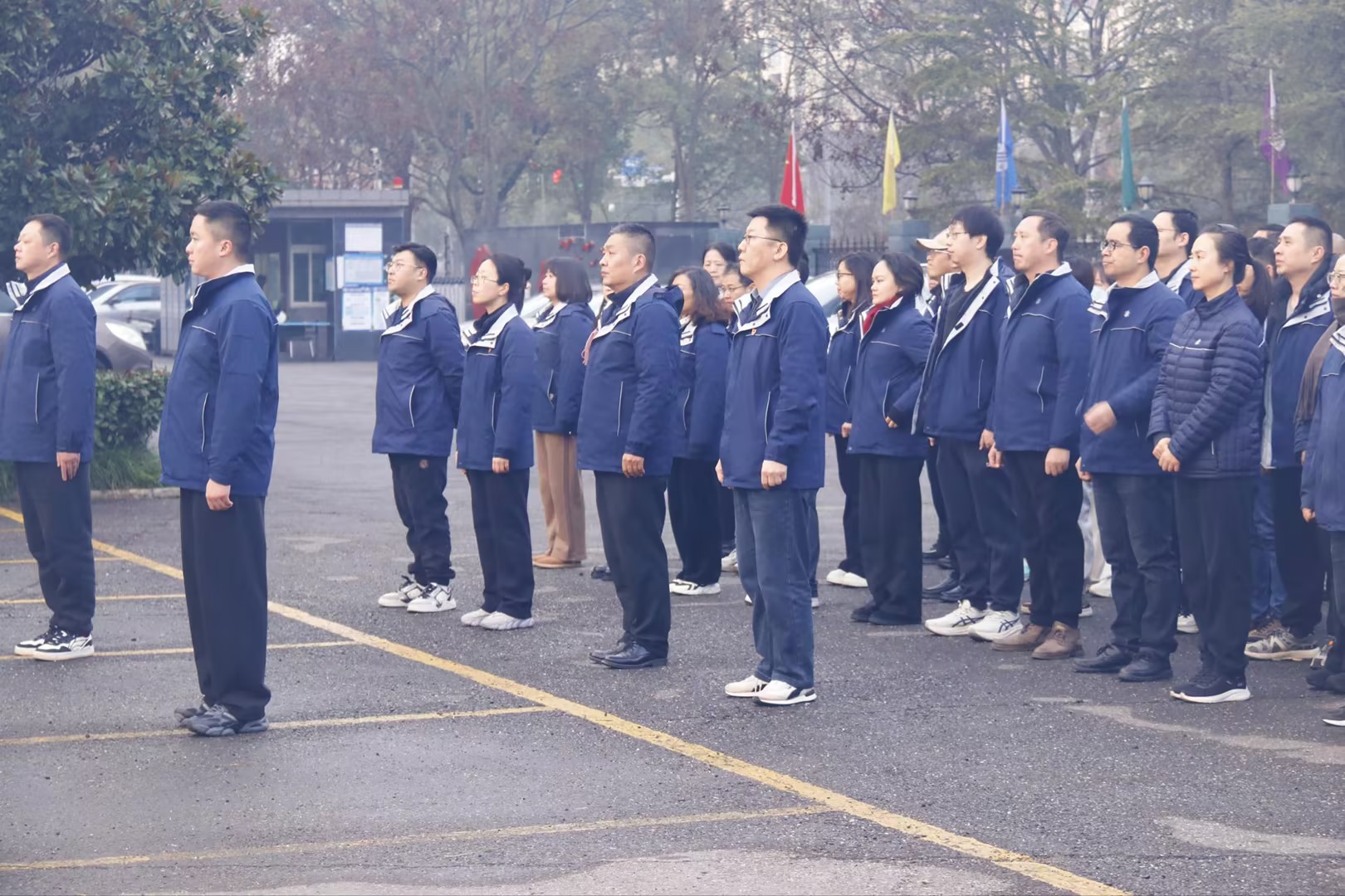 晨光映旗起新篇，凝新奮進新征程